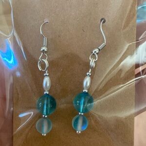 new pretty beaches earrings with pearls and aqua green glass beads